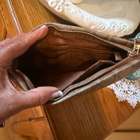 Coach - Picture 4 of 6